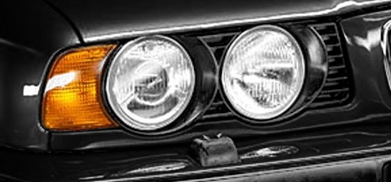Phares avant d'une BMW Série 5 E34 noire